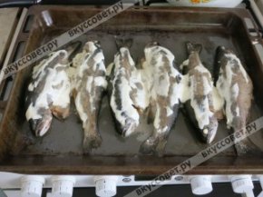 20 мин прошло! Достаем противень, ставим его на плиту и поливаем той жидкостью, котороя осталась в кастрюле