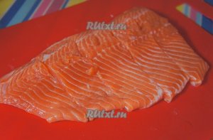 Филе сёмги промыть, обсушить. Нарезать на порционные кусочки.