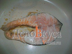 Когда рыба слегка побелела (на фото видно, что я немного передержала рыбу) рыбу нужно осторожно перевернуть и посолить с другой стороны Когда рыба слегка побелела (на фото видно, что я немного передержала рыбу) рыбу нужно осторожно перевернуть и посолить с другой стороны