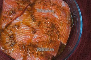 Кусочки рыбы уложить в жаропрочную форму. Залить рыбу приготовленным маринадом.