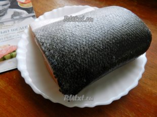 Лосось очистить от чешуи, тщательно вымыть.
