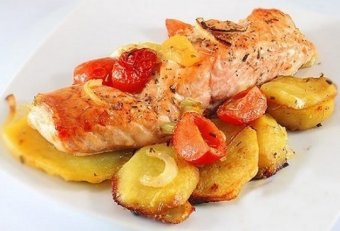 Лосось с картофелем запечённый в духовке