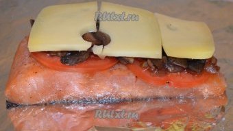 На лосося и помидоры выложить грибы и сыр.