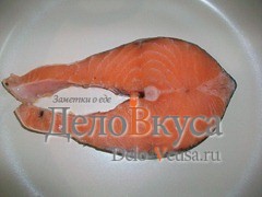 На разогретую сковородку с антипригарным покрытием (в идеале сковороду-гриль) кладем стейк семги БЕЗ МАСЛА