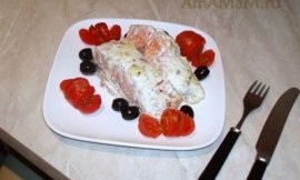 Очень вкусная красная рыба под голубым сыром и сметаной, запеченная в духовке. Очень вкусная красная рыба под голубым сыром и сметаной, запеченная в духовке.