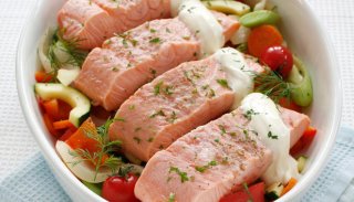 Семга с овощами, запеченная в духовке