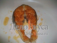 Перевернув рыбу слегка убавляем огонь и накрыв рыбу крышкой обжаривать ее еще 3-5 минут