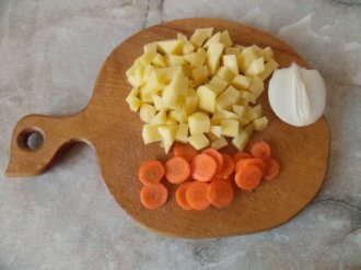Почистим овощи и нарежем их.