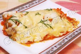 Рыба, запеченная с луком и морковью под сырно-майонезной корочкой