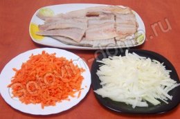 Рыба,  запеченная с луком и морковью под сырно-майонезной корочкой