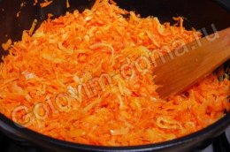 Рыба,  запеченная с луком и морковью под сырно-майонезной корочкой