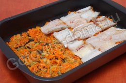 Рыба,  запеченная с луком и морковью под сырно-майонезной корочкой