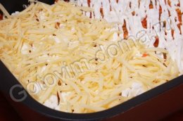 Рыба,  запеченная с луком и морковью под сырно-майонезной корочкой