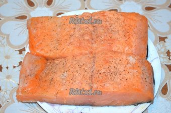 Рыбу полить лимонным соком, посолить и поперчить.