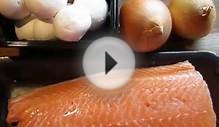 Лосось запеченый с луком и