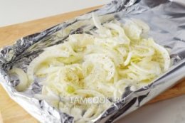 Выложить на фольгу фенхель