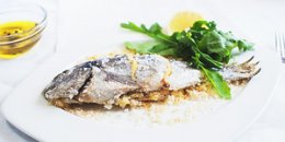 Запеченная дорада, фаршированная овощами