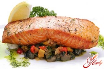 жареная форель с овощами